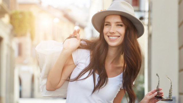 жінка посміхається