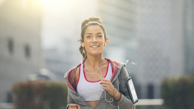 девушка бежит