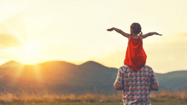 девочка с папой закат