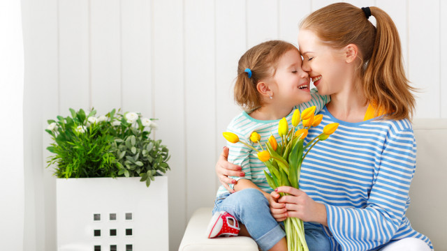 донька дарує квіти мамі