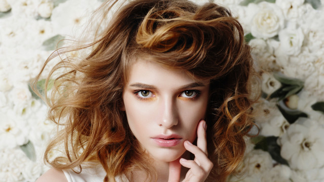 жінка-весна