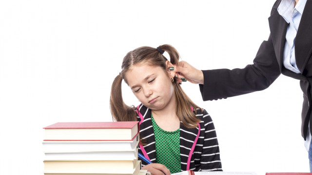 учитель строгий бьет