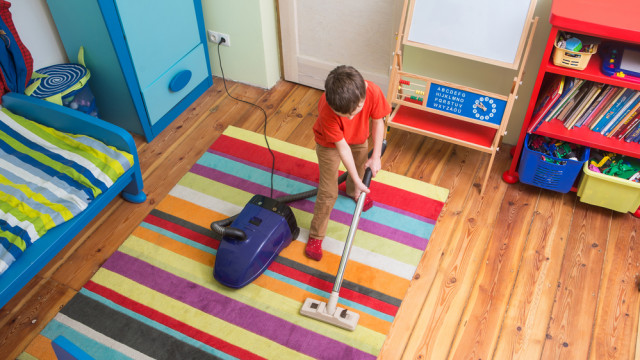 мальчик убирает комнату