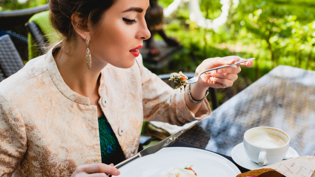 дівчина їсть