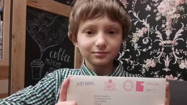 хлопчик отримав лист від королеви