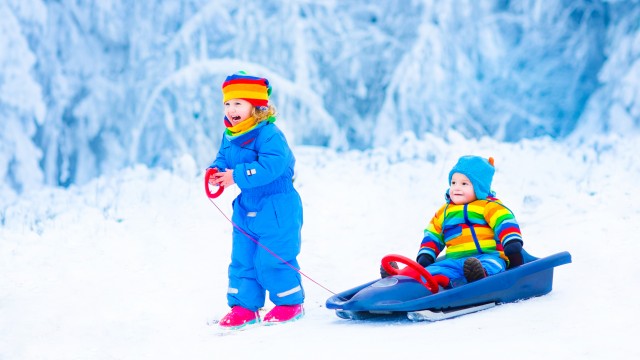 Діти на зимовій прогулянці