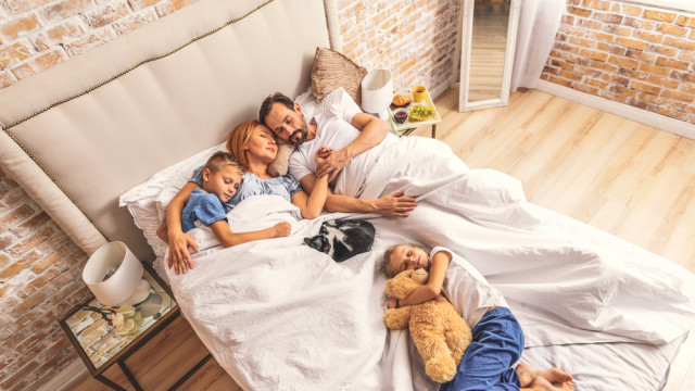 семья в постели