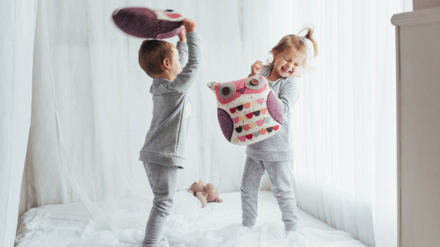 дети играют, бьются подушками