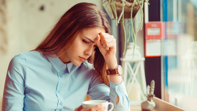 дівчина сумує