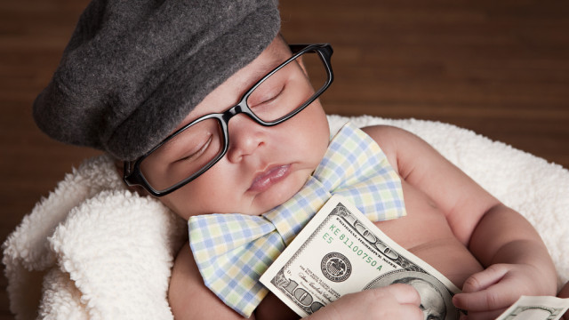 новорожденный с долларами