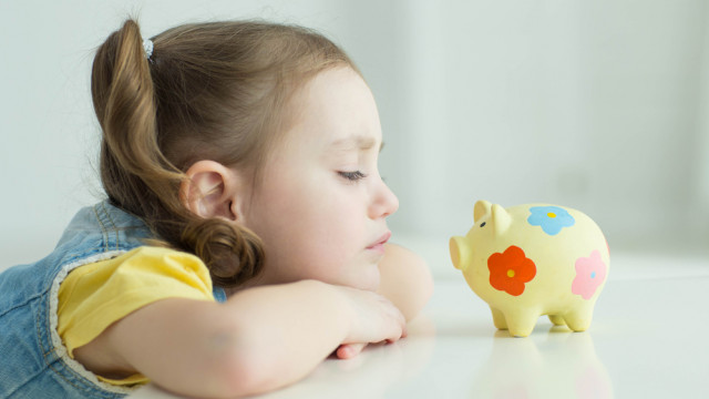 ребенок и копилка