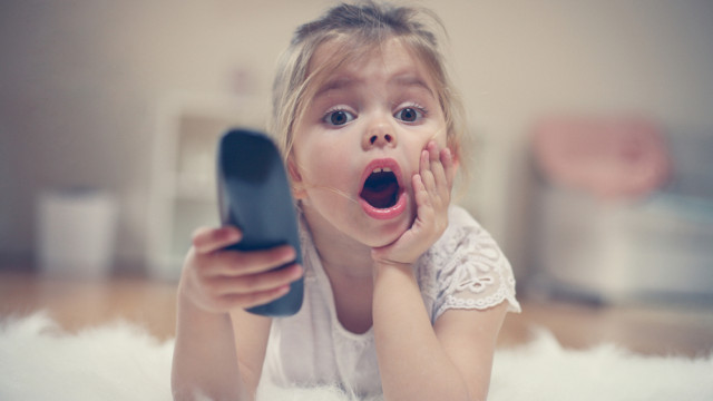 девочка смотрит телевизор