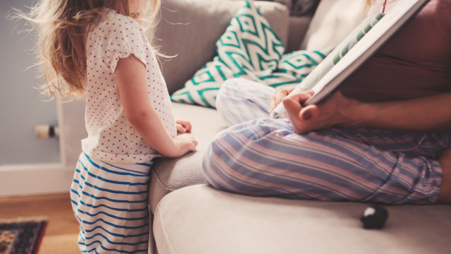 девочка читает