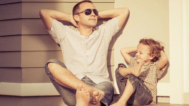 дитина в окулярах