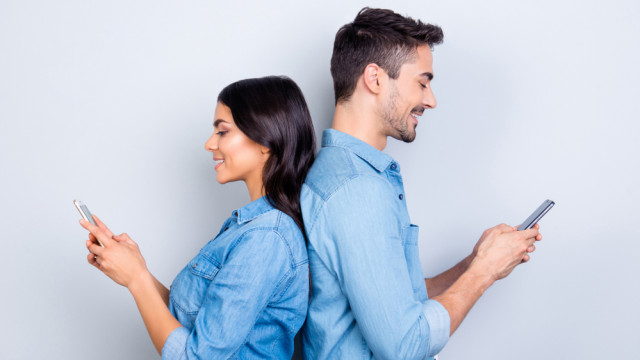 семья с гаджетами