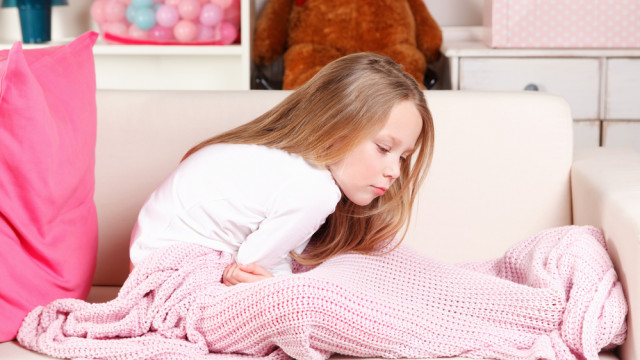девочка болит живот