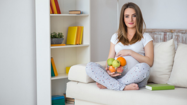 вагітна їсть фрукти