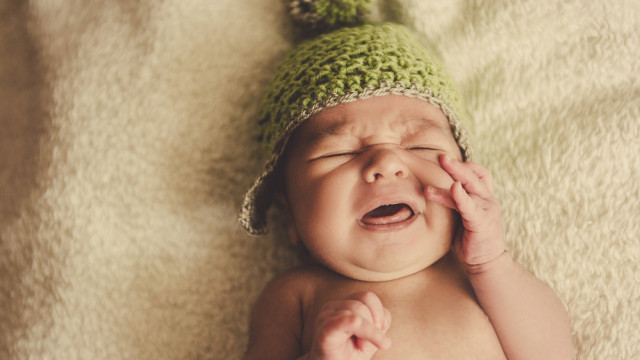 ребенок плачет