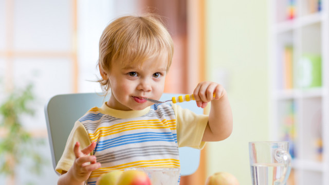 мальчик кушает