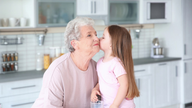 бабушка целует внучке