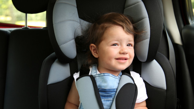 ребенок в автокресле
