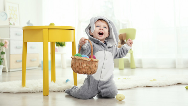 дитина на великдень