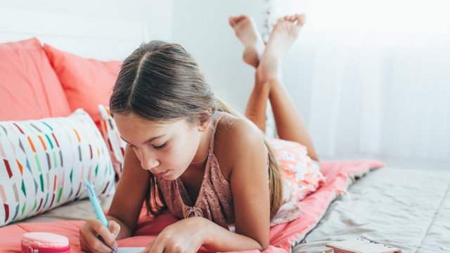 девочка пишет уроки