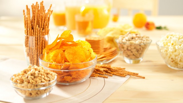 Солоні снеки на столі