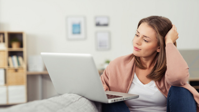 девушка смотрит в ноутбук