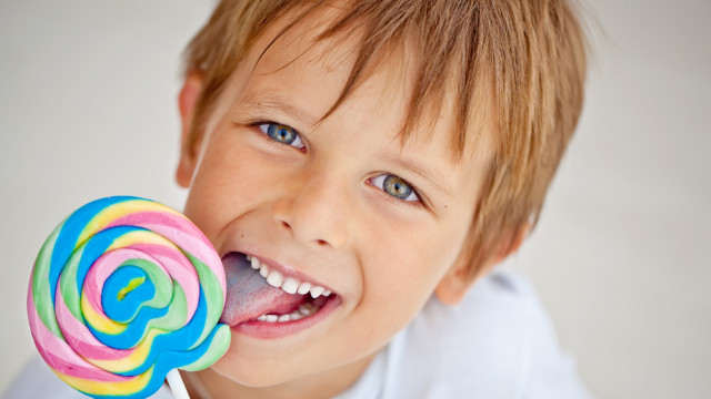 Грызет предметы и сосет пальцы в старшем возрасте