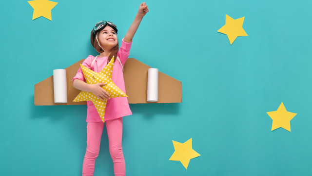 ребенок играет