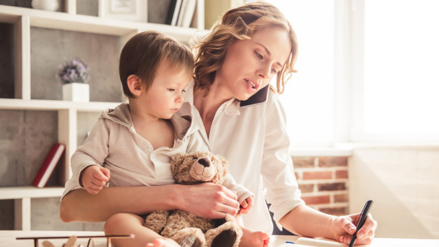 мама работает