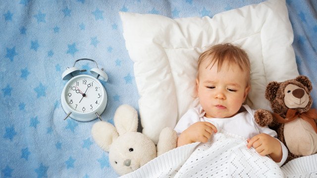 ребенок в кровати спит