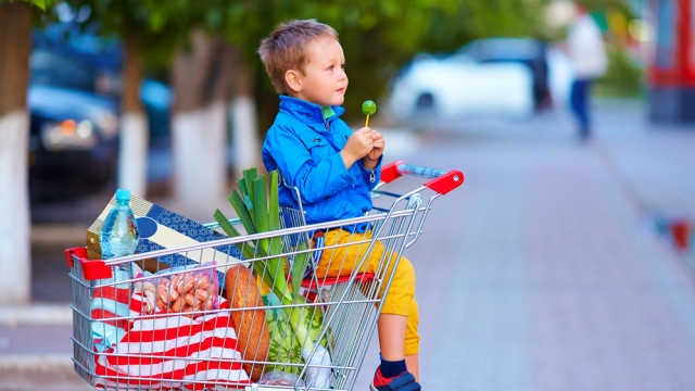 мальчик ребенок покупки супермаркет