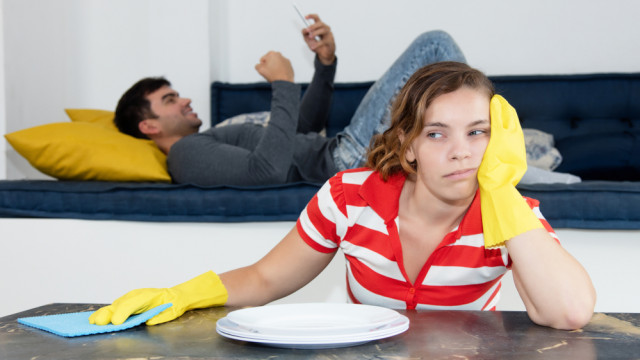 жена убирает муж отдыхает