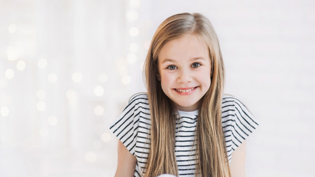 девочка милая улыбается