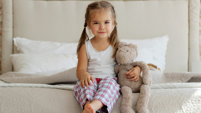 девочка с мишкой милая