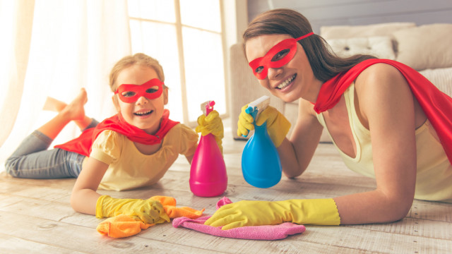 ребенок убирает с мамой