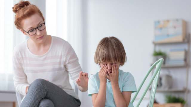 ребенок плачет