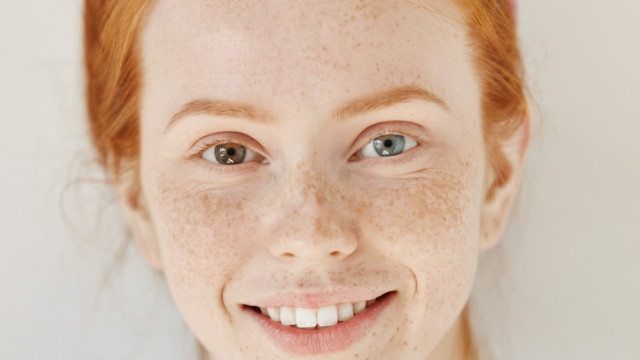 рыжая девушка с разными глазами