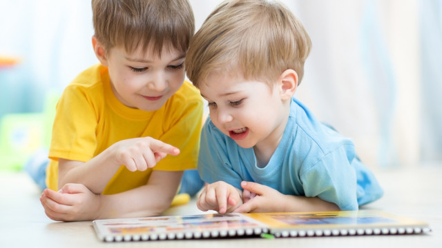 дети читают книгу