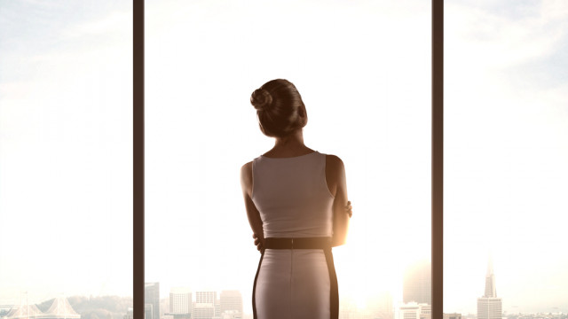 женщина смотрите в окно город