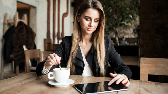 женщина планшет