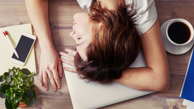 втома дівчина втомилася на роботі