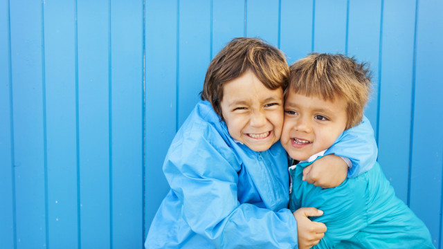 дети в голубой одежде