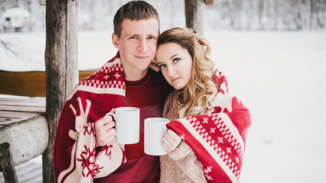 пара пьет чай зимой