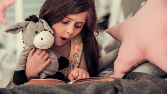 девочка читает книгу