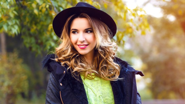 Красива осіння дівчина