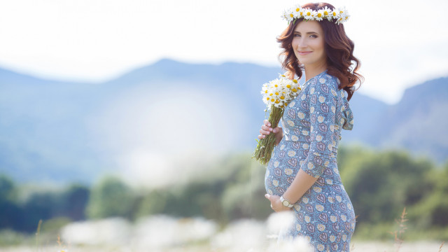 вагітна на природі гори