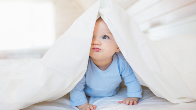 ребенок ползает